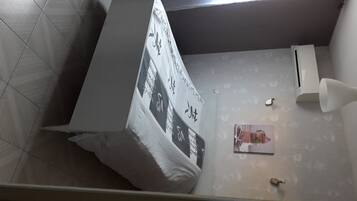 4 slaapkamers, een strijkplank/strijkijzer, reisbedje, beddengoed