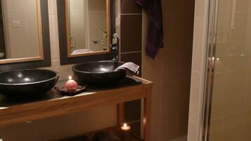 Douche, sèche-cheveux, papier toilette