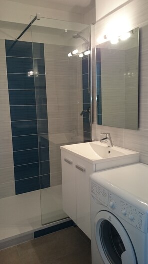 Shower, hair dryer - Apartment seafront luxury building Canet Sud, parking and free WIFI (Canet-En-Roussillon)