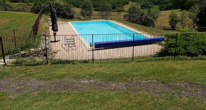 Corps de ferme avec dépendance, piscine chauffée, propriété isolée, parc naturel