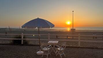 Playa en los alrededores, camastros y toallas de playa