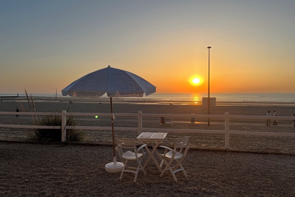 Beach nearby, sun loungers, beach towels