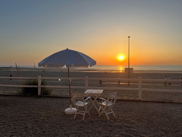 Plage à proximité, chaises longues, serviettes de plage