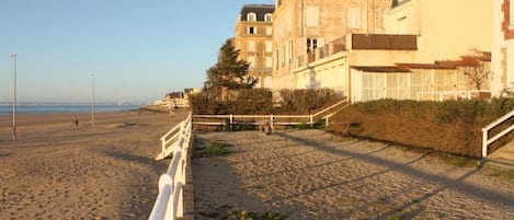 Una playa cerca, sillas reclinables de playa, toallas de playa