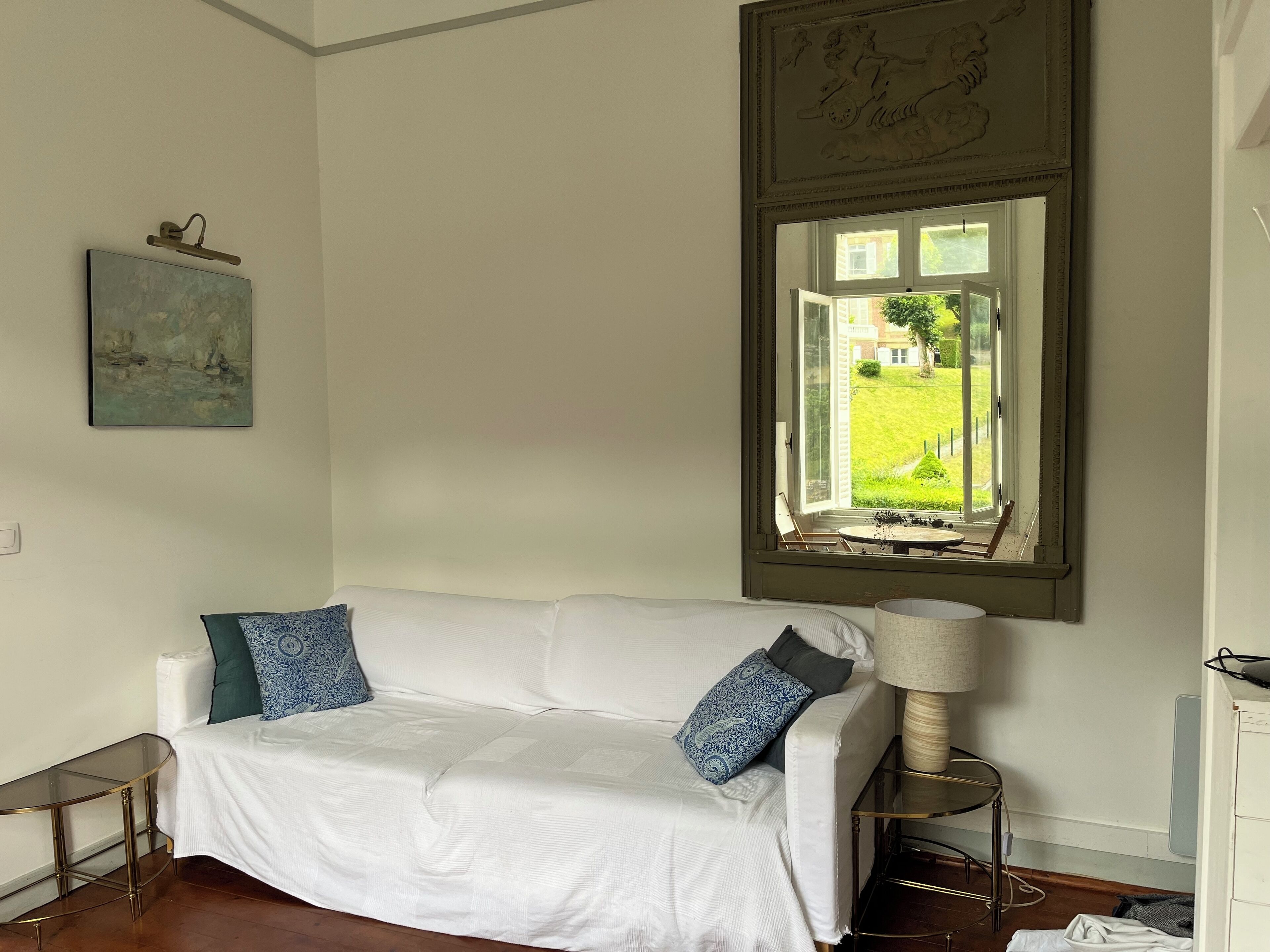 Fernseher, DVD-Player, Bücher, Musikbibliothek