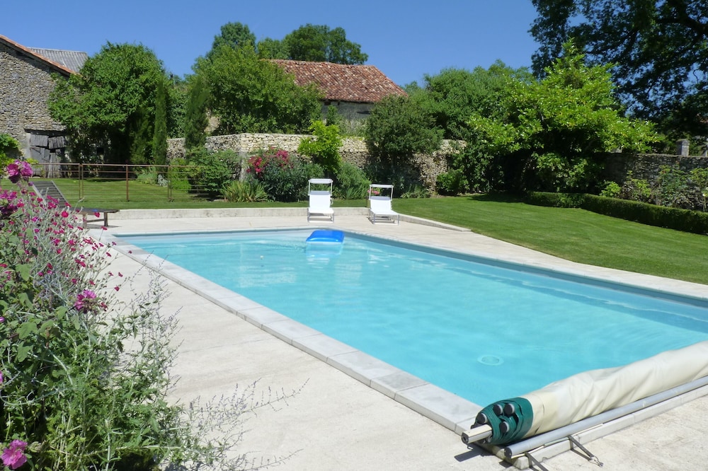 Quiet cottage with garden, swimming pool, view of surrounding countryside, in green Périgord