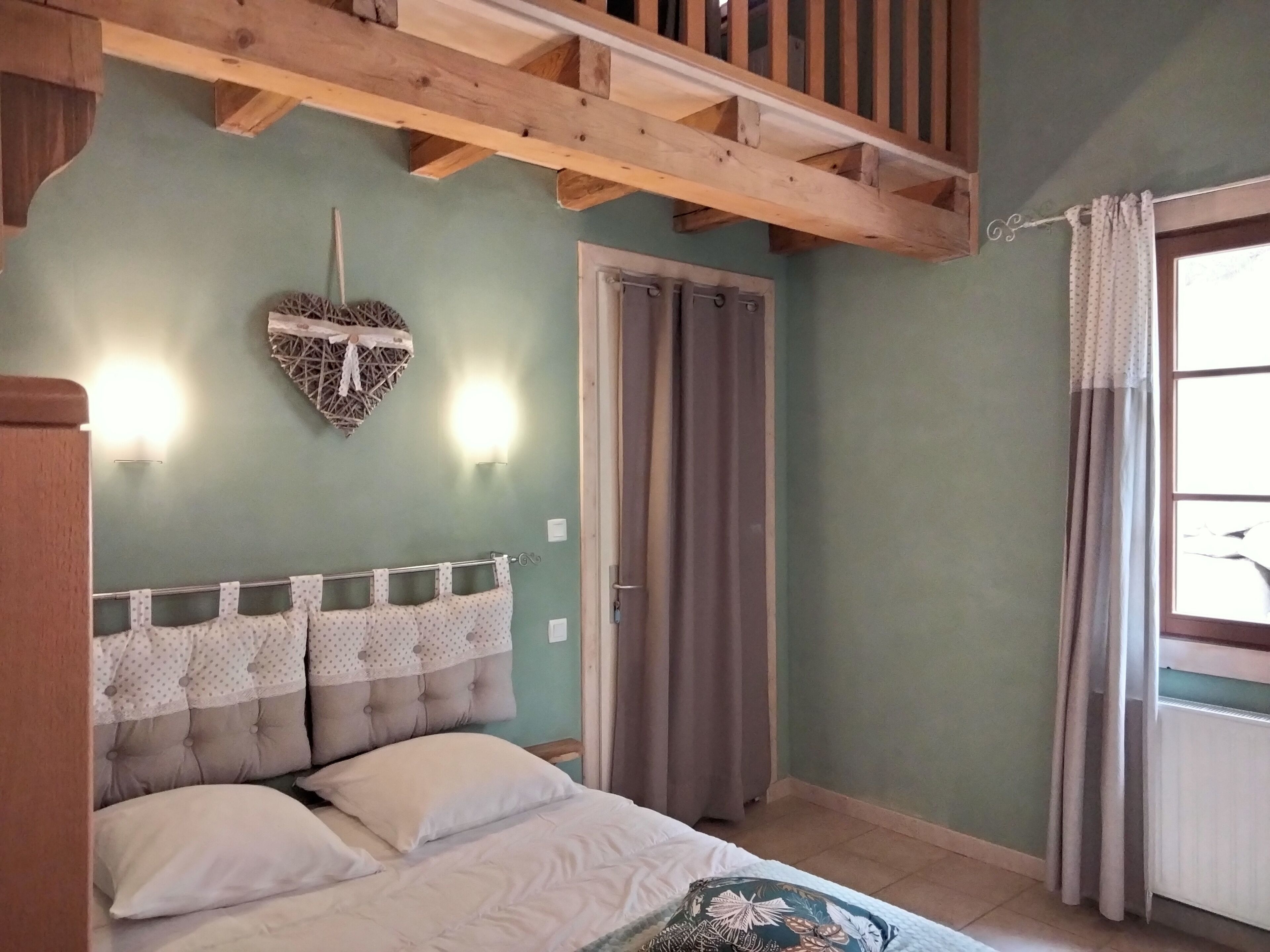 6 soverom, skrivebord, strykejern/-brett og wi-fi (inkludert)