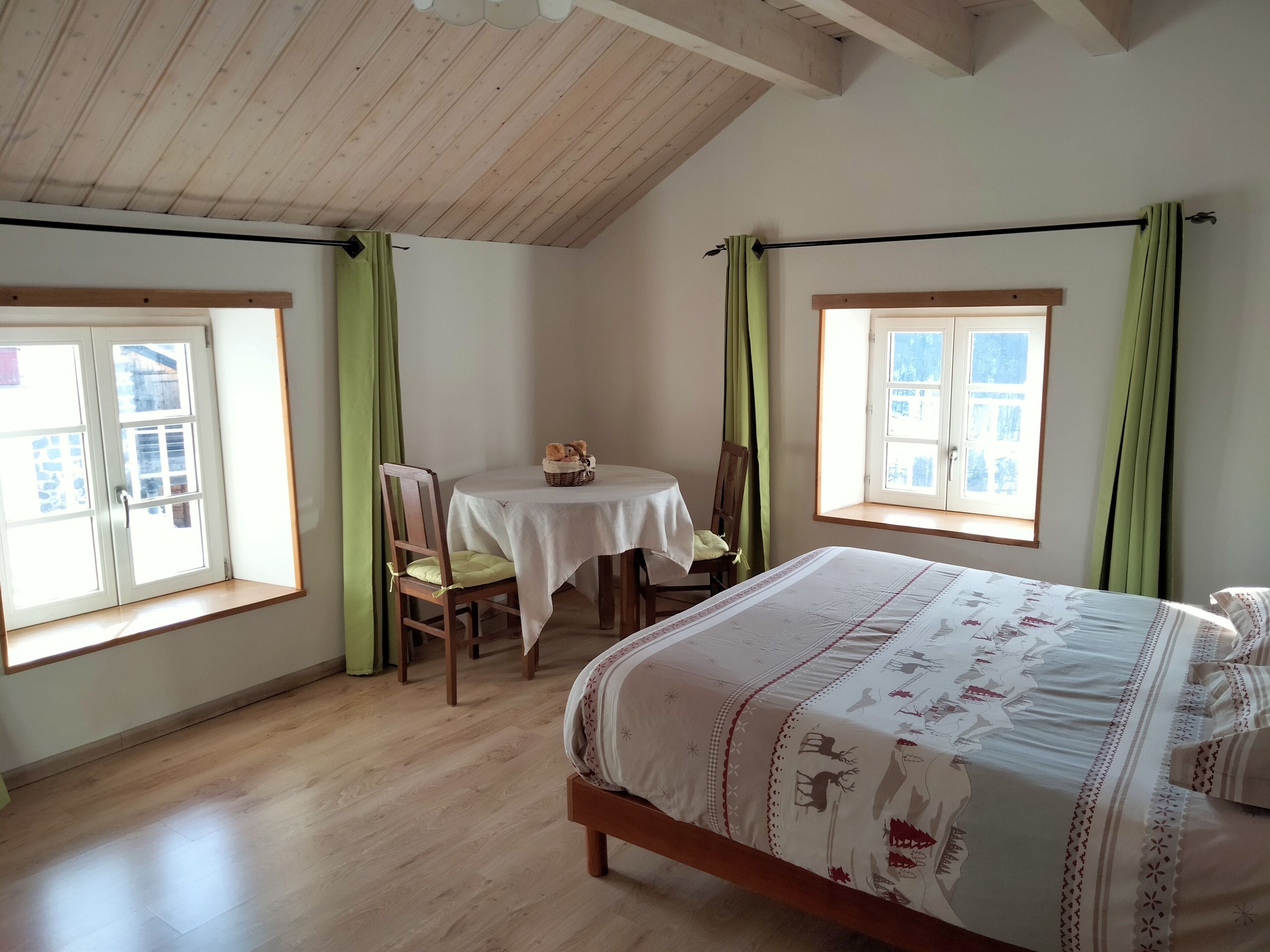 6 quartos, escrivaninha, ferros/tábuas de passar roupa