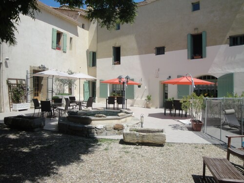 THE 4 APARTMENTS WITH SWIMMING POOL, 16 PERSONS, 5 MN from UZES