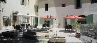 THE 4 APARTMENTS WITH SWIMMING POOL, 16 PERSONS, 5 MN from UZES