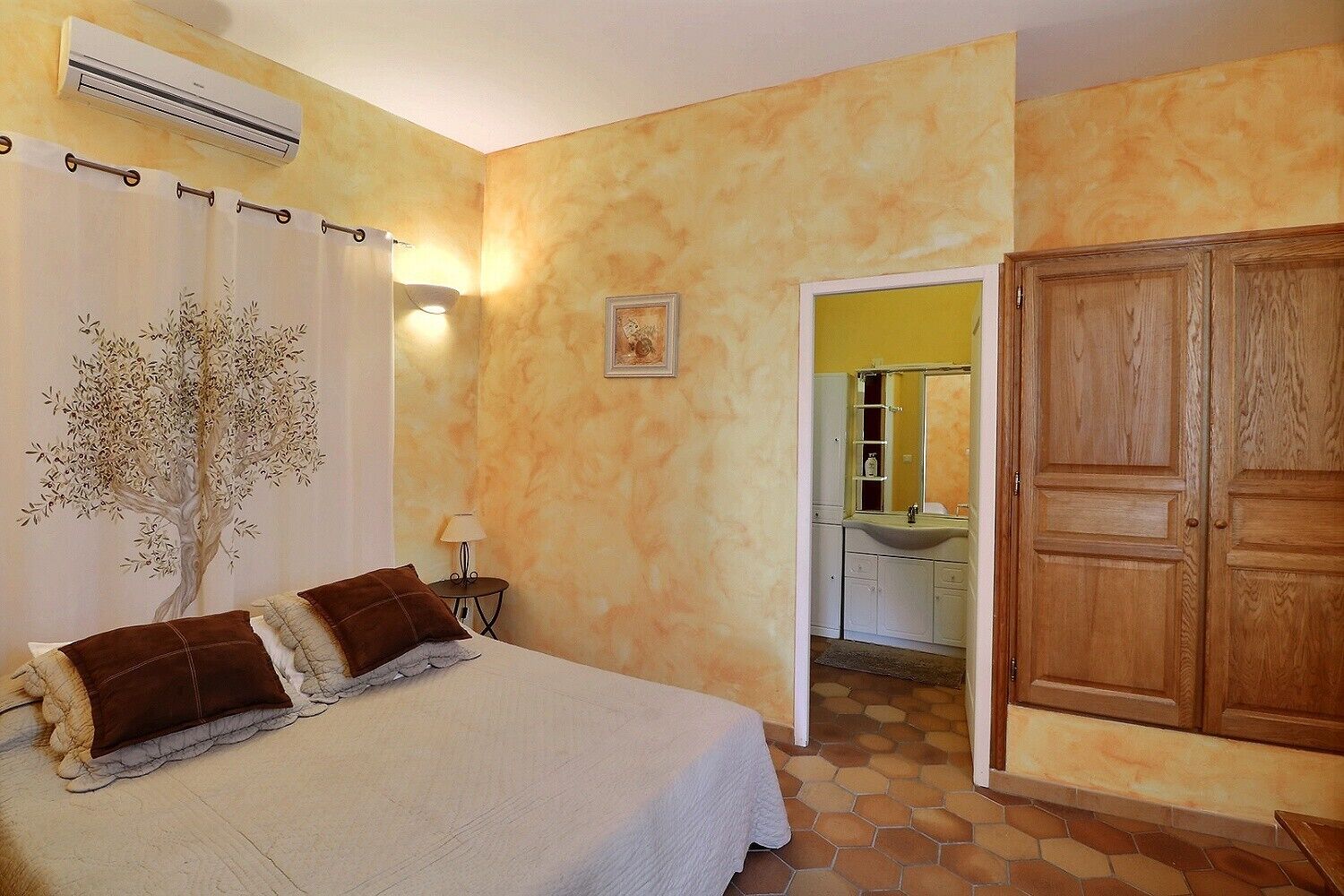 4 APPARTEMENTS DANS UN MAS DU XVIIIème  AVEC PISCINE, 16 PERSONNES, 5 MN d'UZES