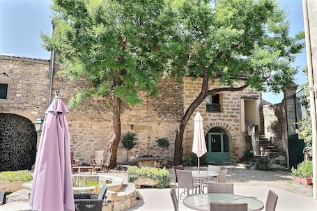 Outdoor dining. THE 4 APARTMENTS WITH SWIMMING POOL, 16 PERSONS, 5 MN from UZES