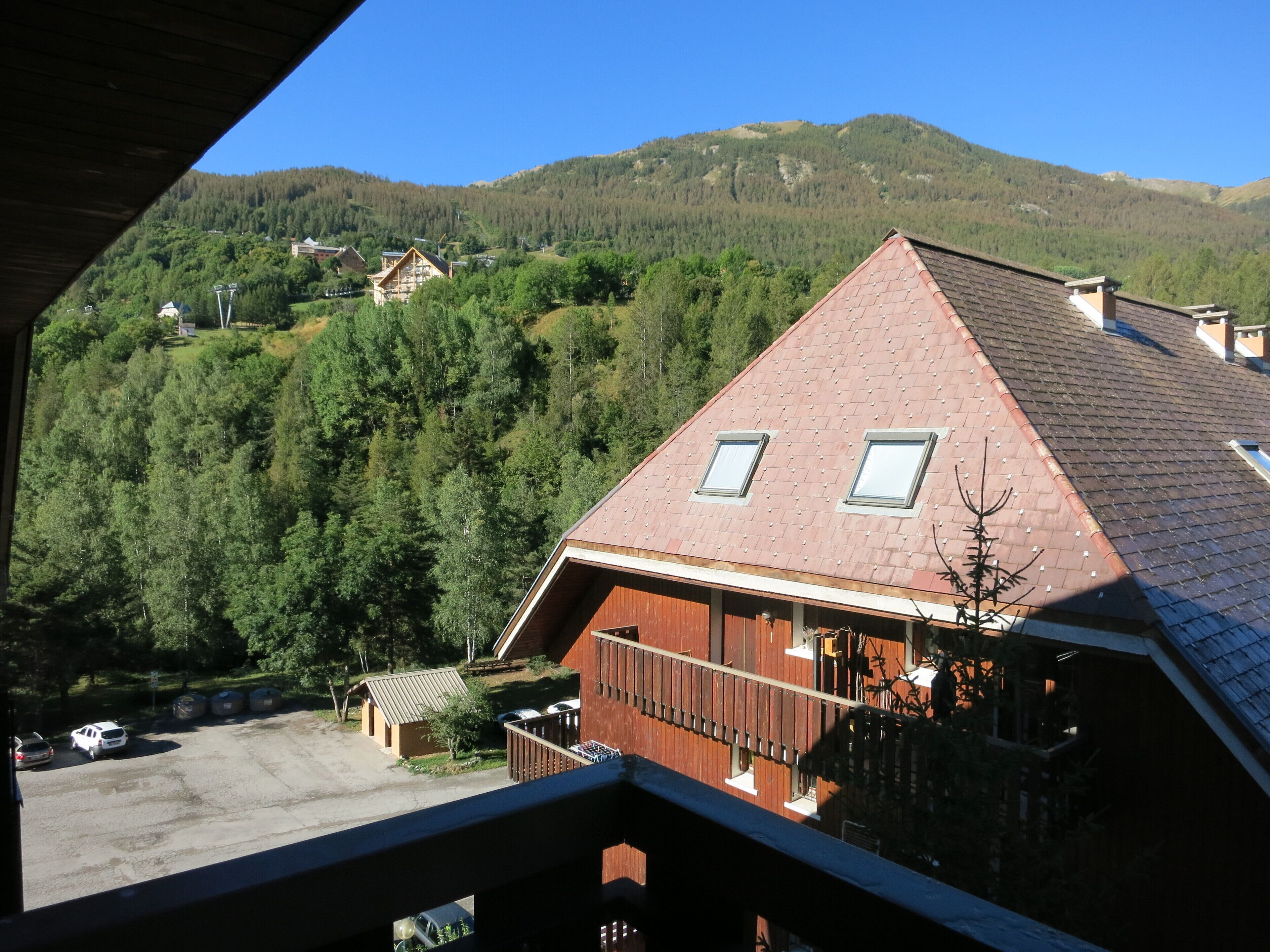 Studio in well maintained residence with caretaker in the mountains 1400m.