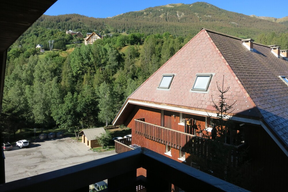 Studio in well maintained residence with caretaker in the mountains 1400m.