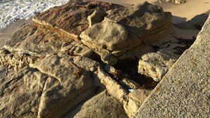 A rocky beach with waves crashing onto the shore. - Studio in house bordering the water, exceptional view over the harbour entrance (Guilvinec)
