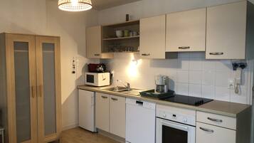 Een koelkast, een magnetron, een oven, een kookplaat