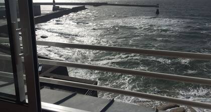 Studio dans maison 'pieds dans l'eau' vue exceptionnelle sur l'entrée du port