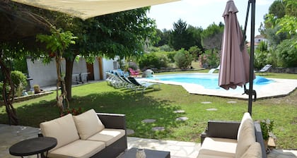 huvila Aix maaseudulla, hiljainen ja ensolleillée 10-11 ihmistä.