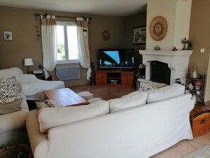 TV connectée, cheminée, lecteur de DVD, baby-foot