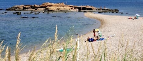 Una spiaggia nelle vicinanze