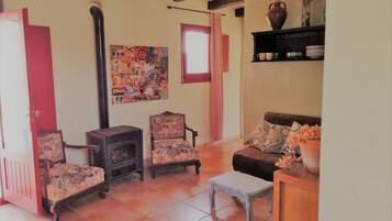 Een open haard en boeken