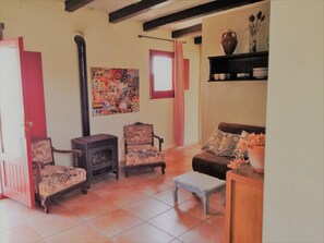 Fireplace, books - Sun, sea, rest and space on a Finca(farm) 5ha, Casita Uno (El P)