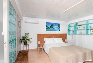 4 bedrooms, iron/ironing board, WiFi, bed sheets - GREAT HOUSE WITH LARGE SWIMMING POOL AND GARDEN (LE FRANCOIS)