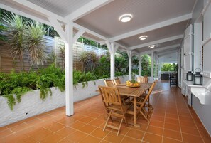 Outdoor dining - GREAT HOUSE WITH LARGE SWIMMING POOL AND GARDEN (LE FRANCOIS)