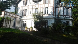 Un grand bâtiment à plusieurs étages, de style architectural traditionnel, caractérisé par une structure en bois apparent et de nombreuses fenêtres.