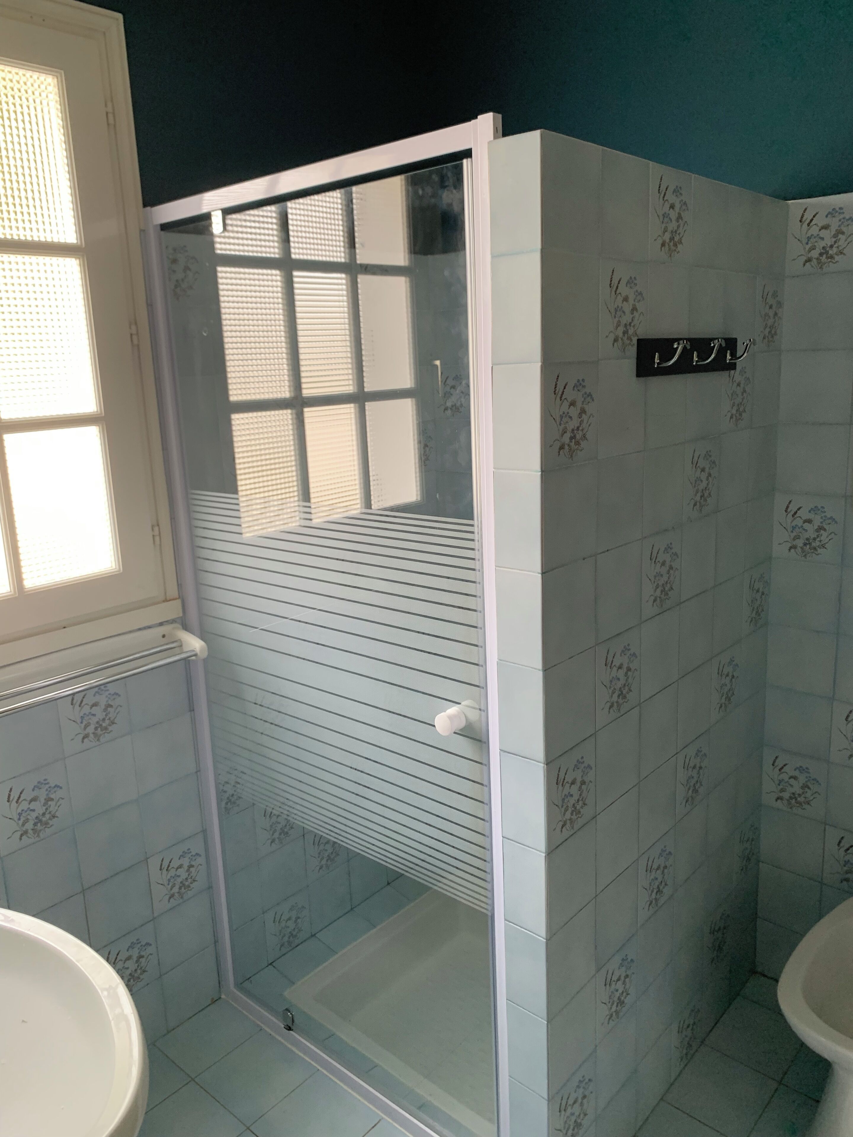 Een haardroger, een bidet