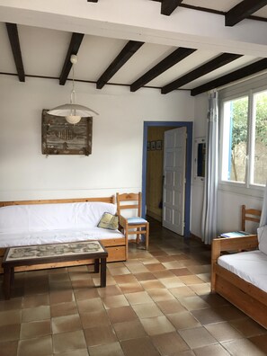 2 bedrooms, iron/ironing board, travel cot - Can Sol Cosy and comfortable villa Canet Plage - Everything within walking distance (Canet-En-Roussillon)