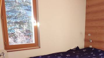 4 makuuhuonetta, silitysrauta/-lauta