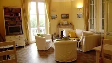 Smart-tv, een dvd-speler, boeken en een muziekbibliotheek