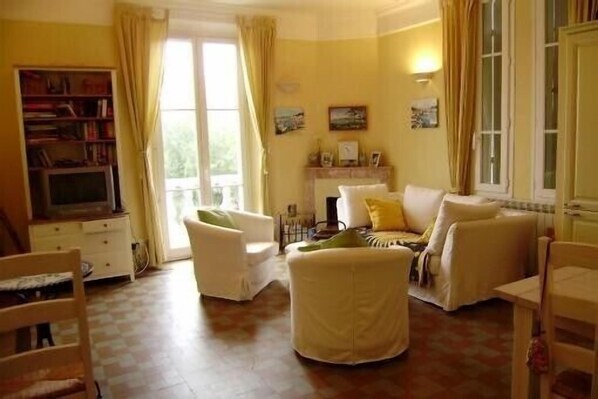 TV connectée, lecteur de DVD, livres, médiathèque