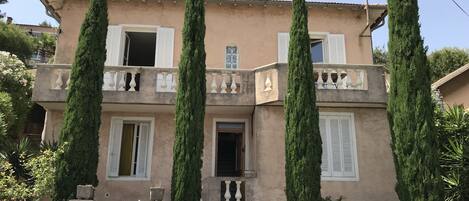 المنشأة من الخارج