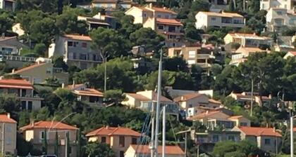 Jolie villa avec avec vue panoramique sur le port et la rade de toulon