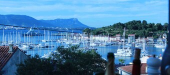 Villa with spectacular view overlooking port and bay of Toulon