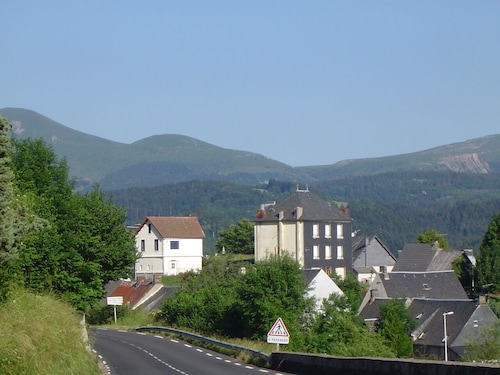 Quiet house near La Bourboule and Le Mont Dore, ideal for hiking, sightseeing or relaxing.