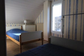 3 bedrooms, iron/ironing board, travel crib, free WiFi
