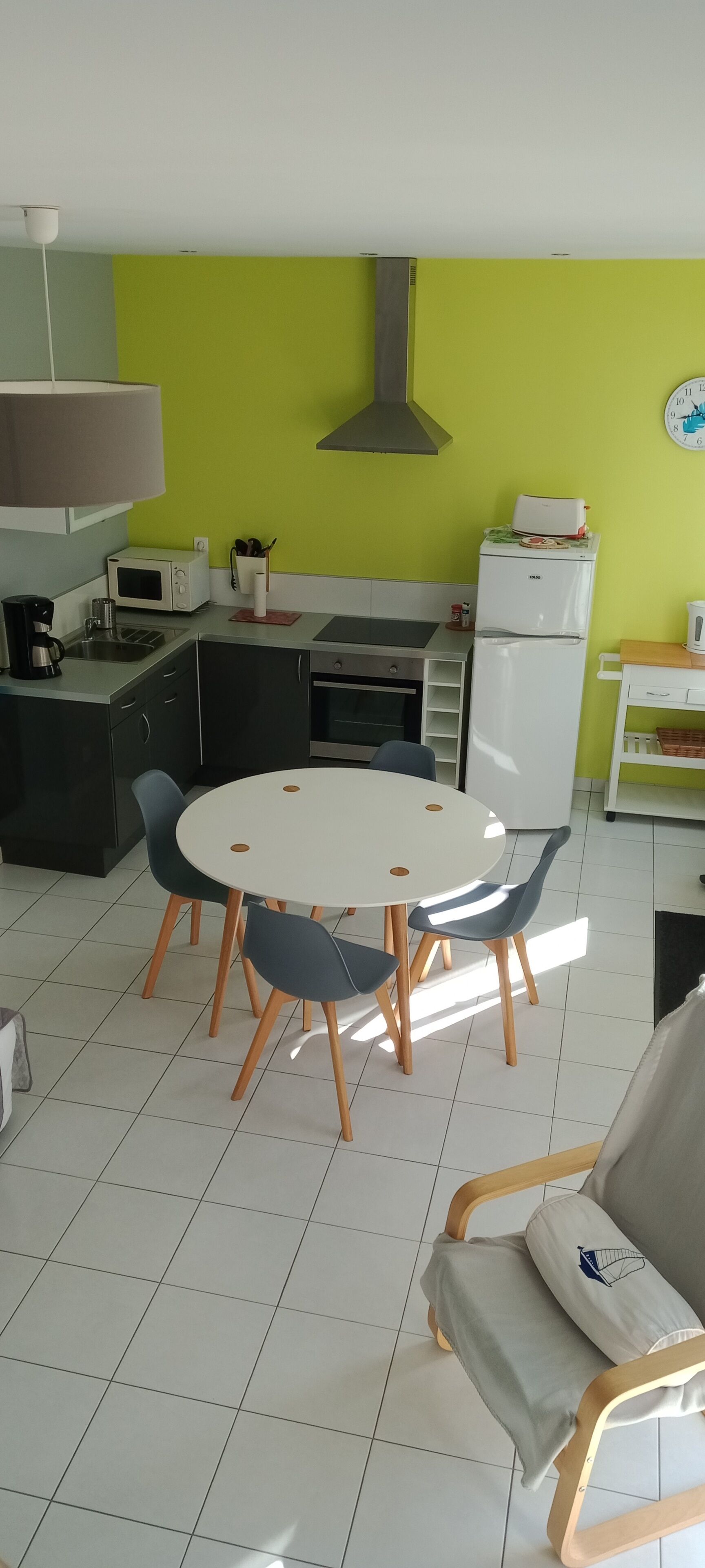 Geladeira, micro-ondas, fogão, cooktop