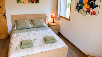 3 bedrooms, iron/ironing board, WiFi (free), bed sheets