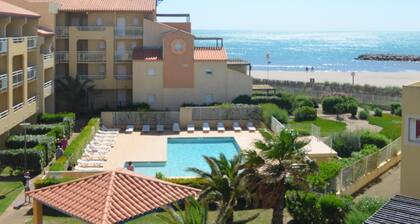 Superb air-conditioned apartment with sea view