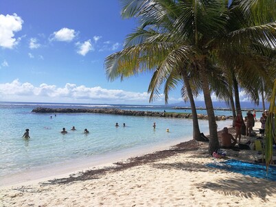 Comfortable villa, swimming pool, tropical garden, near beach st Anne, 8 pers