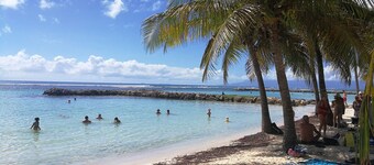 Comfortable villa, swimming pool, tropical garden, near beach st Anne, 8 pers
