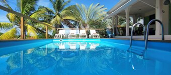 Comfortable villa, swimming pool, tropical garden, near beach st Anne, 8 pers
