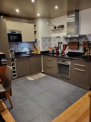 Réfrigérateur, micro-ondes, four, plaque de cuisson