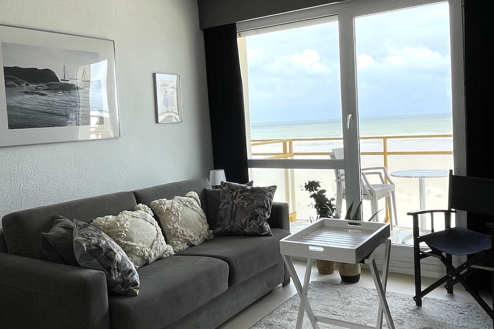 Studio by the sea, facing the dike of Wissant, very well located.