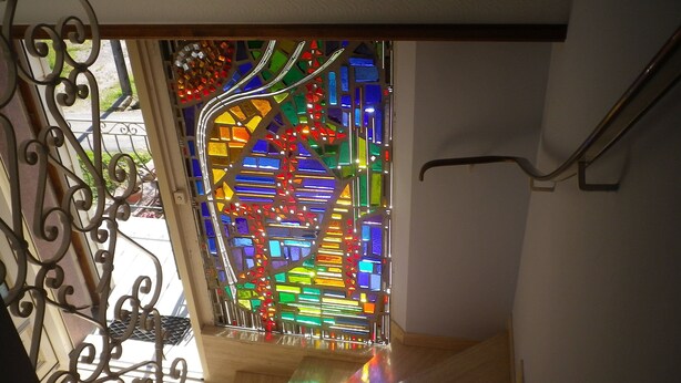 Een trap met een glas-in-loodraam.