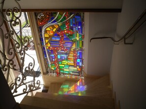 A staircase with a stained glass window. - Spacious, comfortable apartment between Strasbourg and Colmar (Steige)