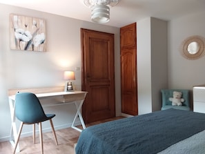 3 Schlafzimmer, Schreibtisch, Bügeleisen/Bügelbrett, Reisekinderbett